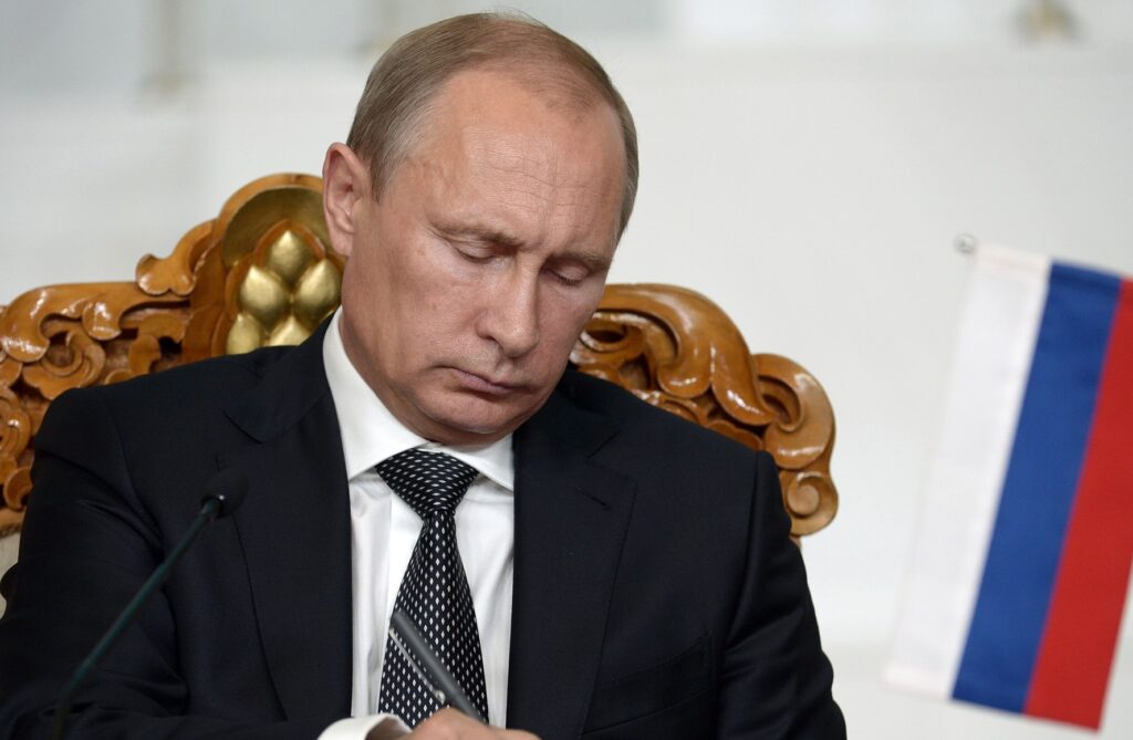 Путин ратифицировал протокол о списании остатка долга Киргизии