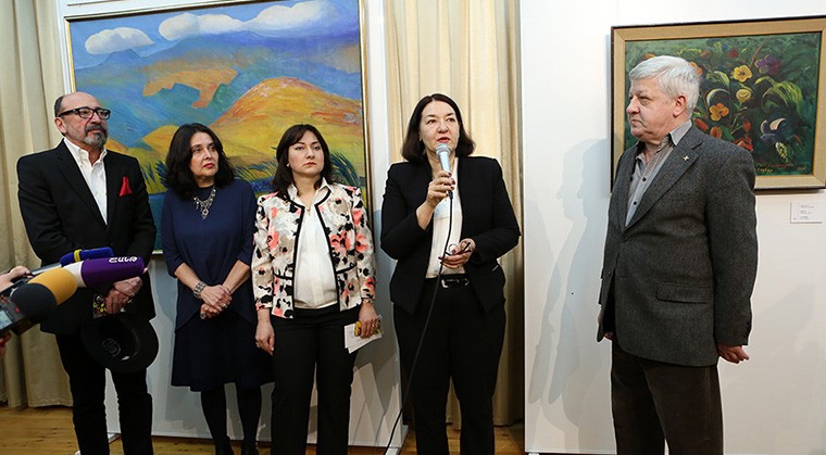 Երևանում բացվեց Սարյանի ապակե «Ծաղիկների» ցուցադրությունը