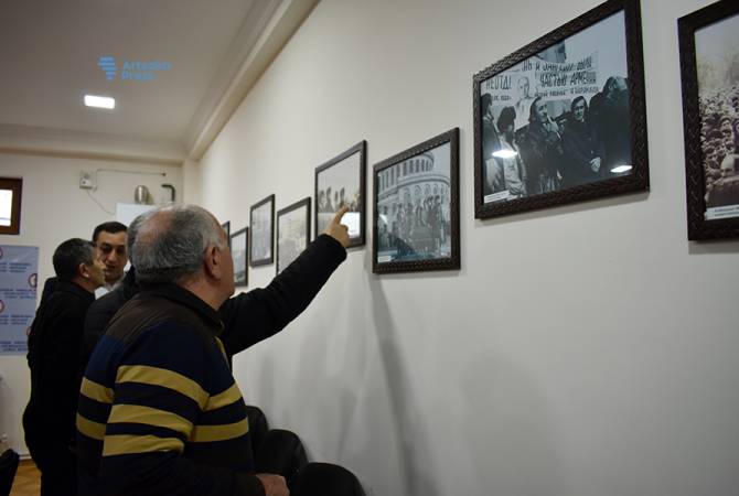 Ստեփանակերտում կայացել է Վալերի Պետրոսյանի՝  Արցախյան շարժման ակունքները ներկայացնող  լուսանկարների ցուցահանդեսը