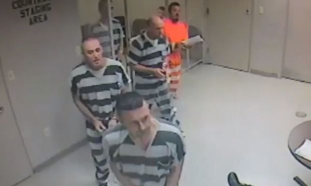 Заключенные спасли умирающего охранника в США