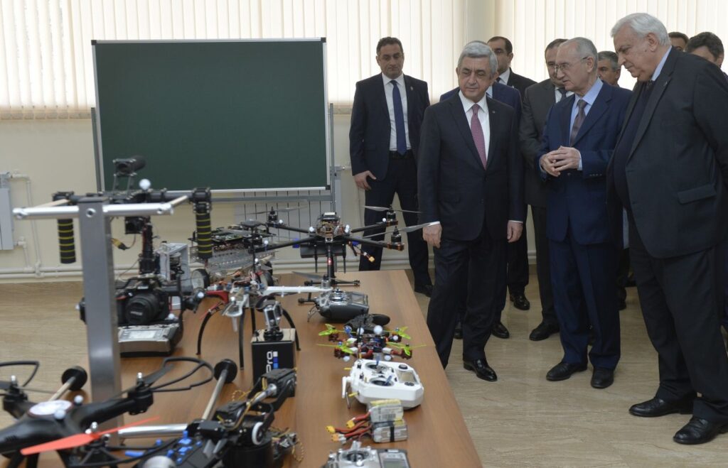 Президент Армении посетил научно-исследовательский центр воздушной робототехники в Ереване