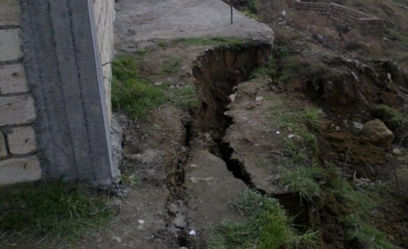 В Баку на территории баиловского оползня расползаются десятки новых трещин