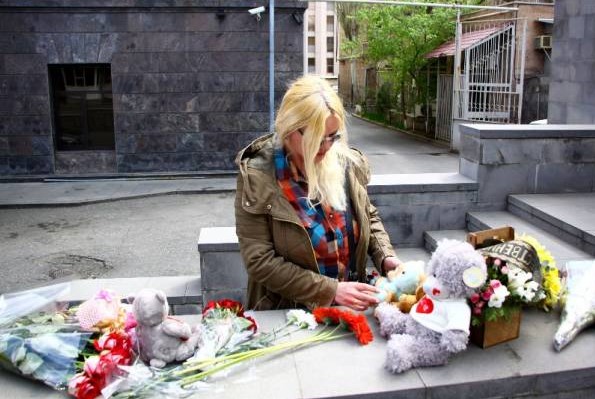 «Կեմերովո, մենք քեզ հետ ենք». ՀՀ-ում ՌԴ դեսպանատան առաջ ծաղիկներ են դրվում ի հիշատակ հրդեհից զոհվածների