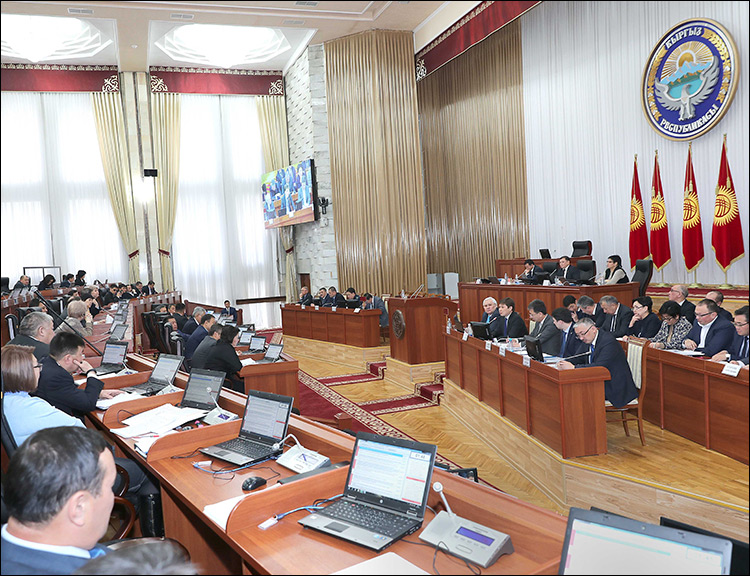 В Киргизии депутаты отказались слушать доклад на русском языке
