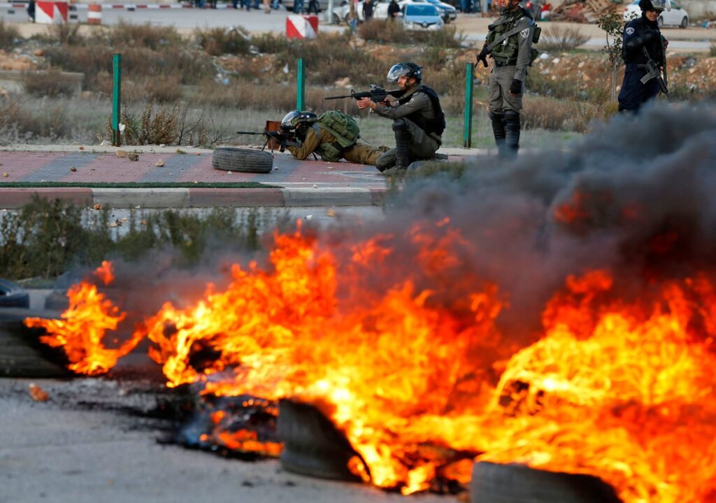 Столкновения в секторе Газа: Убиты 17 палестинцев, более тысячи раненых