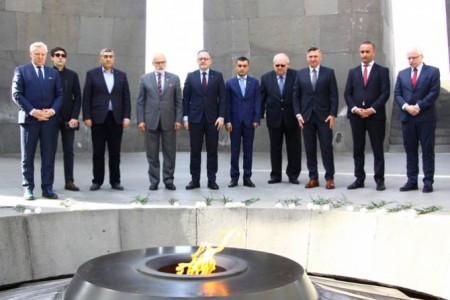 Парламентская делегация Польши почтила память жертв Геноцида армян