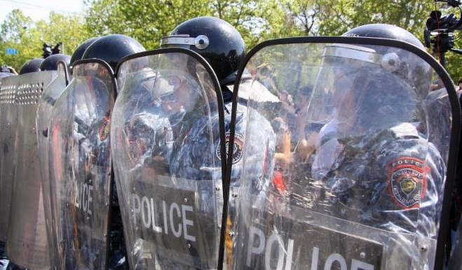 Կառավարության մասնաշենքի մոտ բախում տեղի ունեցավ ոստիկանների և ակտիվիստների միջև