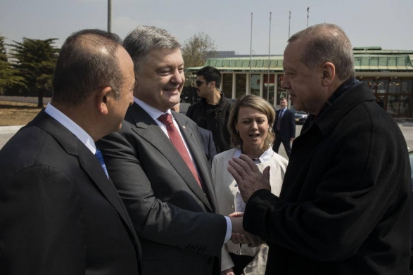 Чавушоглу рассказал о неожиданной встрече “на ногах” Порошенко и Эрдогана