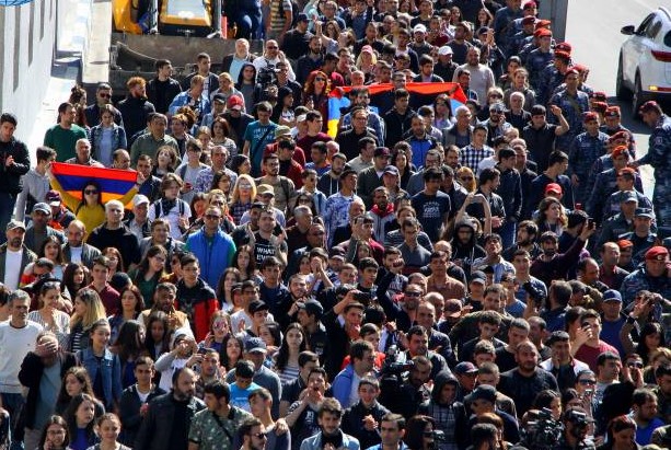 Հավաքների մասնակիցները փորձում են կաթվածահար անել Երևան-Աբովյան ավտոմայրուղու երթևեկությունը
