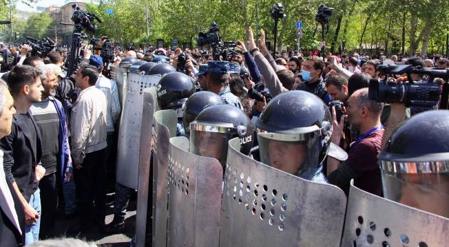 Հավաքի վայրերից պատշաճ հեռավորություն չպահպանող լրագրողները խոչընդոտում են ոստիկանների պարտականությունների կատարմանը