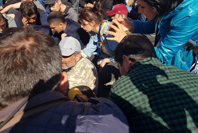 Նիկոլ Փաշինյանը և նրա կողմնակիցները նստել են Վարդանանց-Խանջյան խաչմերուկում. Երթևեկությունը կանգնեցված է