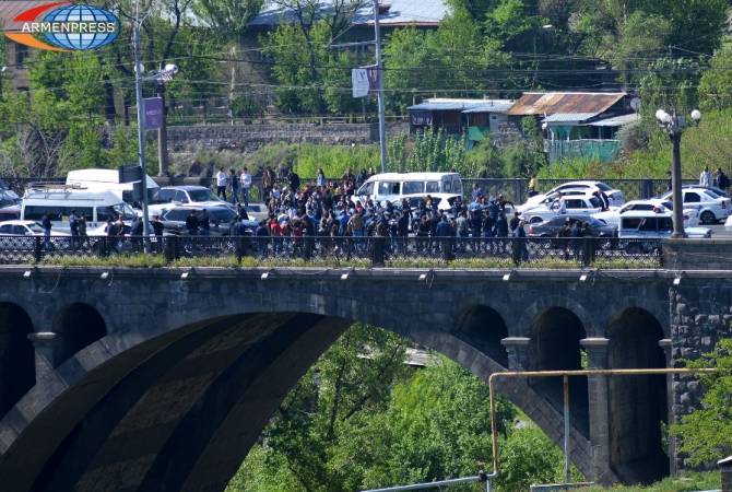 Նիկոլ Փաշինյանն ու կողմնակիցները փակել էին Հաղթանակի կամուրջը. երեխա տեղափոխող մեքենային թույլ չտվեցին անցնել