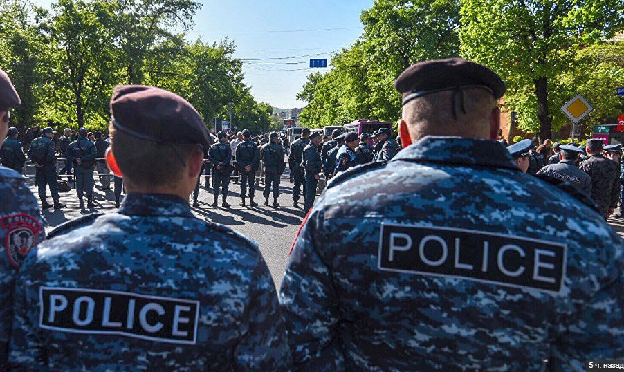 Полиция Армении предупредила участников митинга о возможности применения других сил