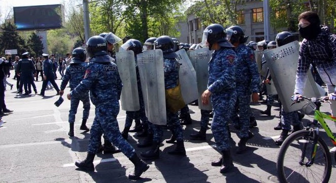 Ոստիկանները թույլ չեն տվել փակել Թումանյան- Մաշտոց խաչմերուկը. մեկ անձ բերման է ենթարկվել