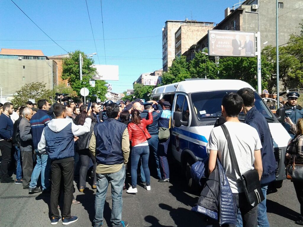 Բաղրամյան-Օրբելի հատվածում հավաքվածները թույլ չեն տալիս ակտիվիստներով լցված ոստիկանական մեքենային շարժվել