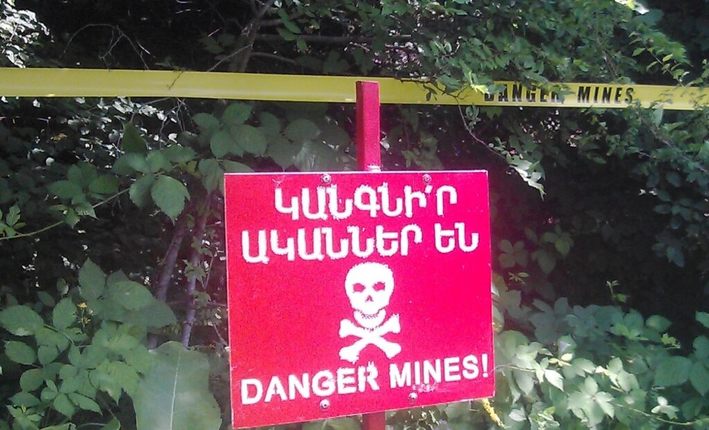 Подорвавшиеся на мине сельчане проигнорировали предупреждающий знак: Григорян