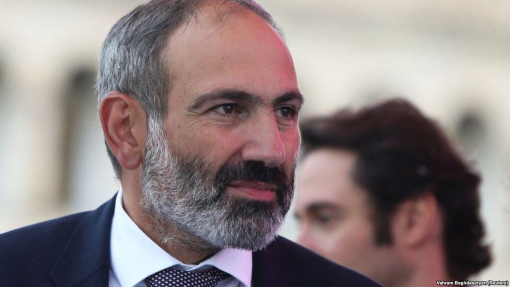 У резиденции премьера Армении проводят акции сразу несколько групп людей