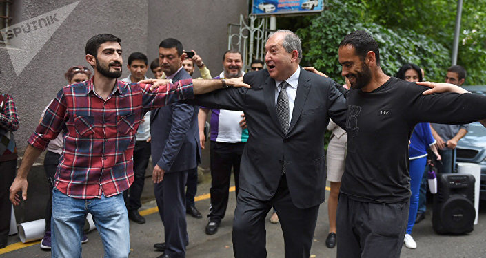 Президент Армении встретился с протестующими активистами