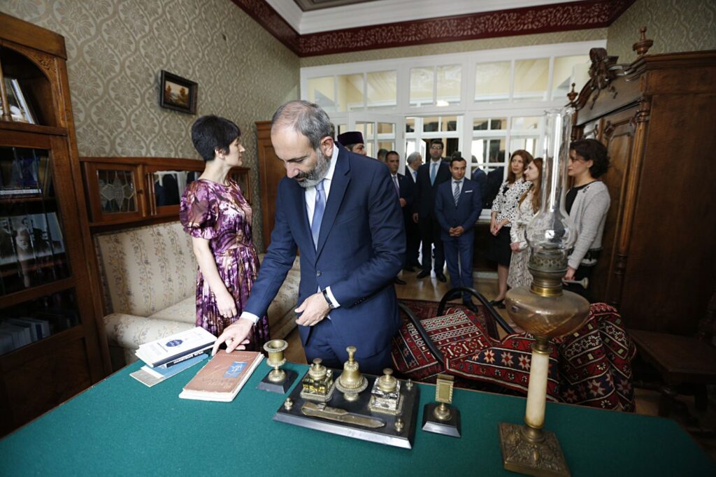 Премьер Армении посетил «Дом Ованеса Туманяна» в Грузии