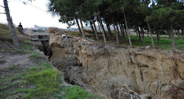 Оползень полностью разрушил три дома в Баку