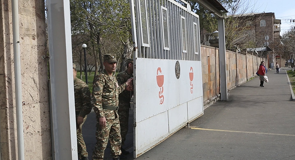 Արցախում վիրավորված զինվորին տեղափոխում են Երևան