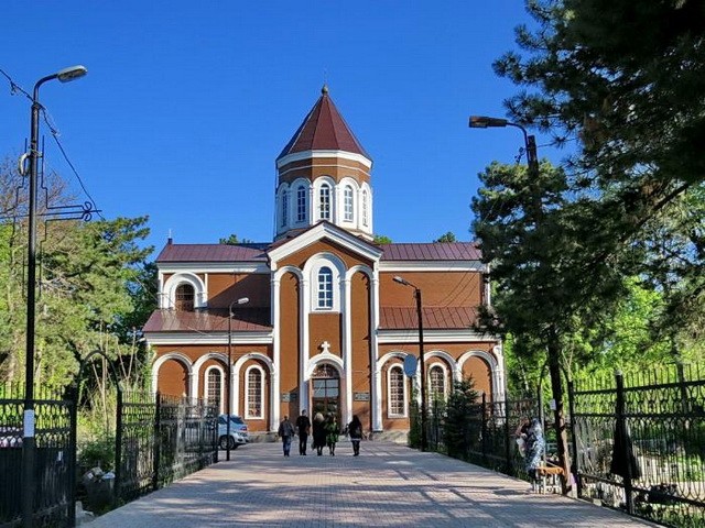 Иностранным гостям ЧМ-2018 покажут армянское кладбище Ростова