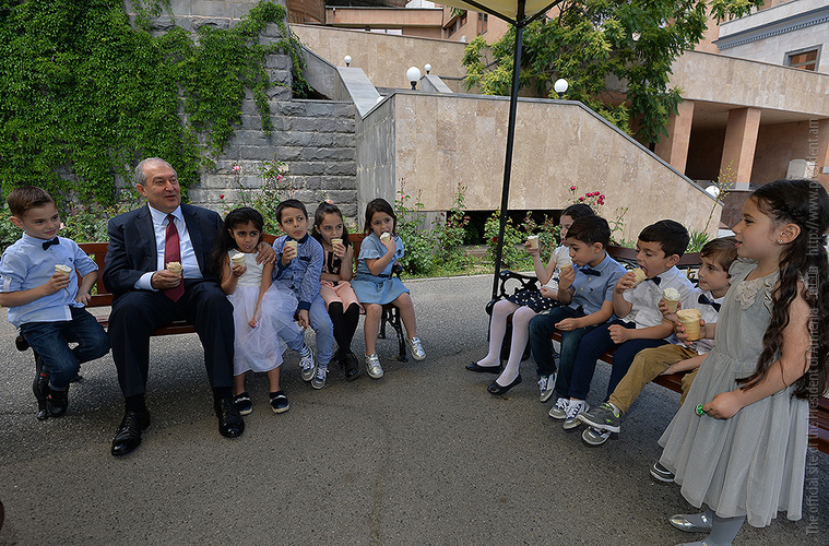 К президенту Армении пришли необычные гости