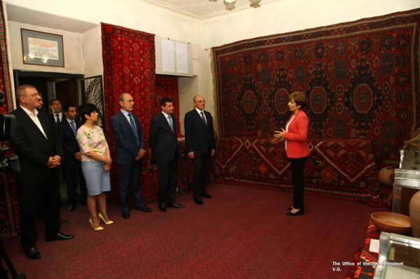 В Степанакерте открылась выставка арцахских ковров