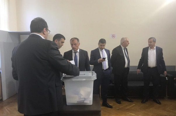 ԱԺ-ում մեկնարկել է Մանվել Գրիգորյանին անձեռնմխելիությունից զրկելու քվեարկությունը