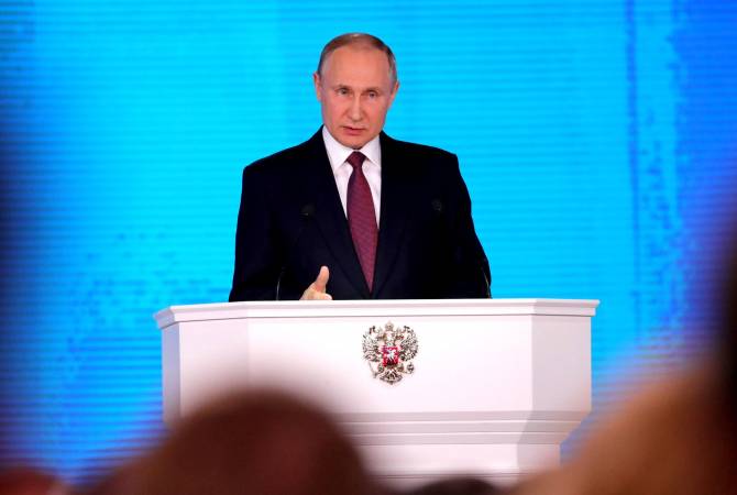 Путин поручил упростить выдачу иностранцам видов на жительство