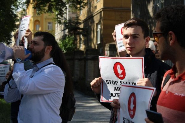 Армянские активисты провели в Праге акцию протеста против продажи оружия Азербайджану