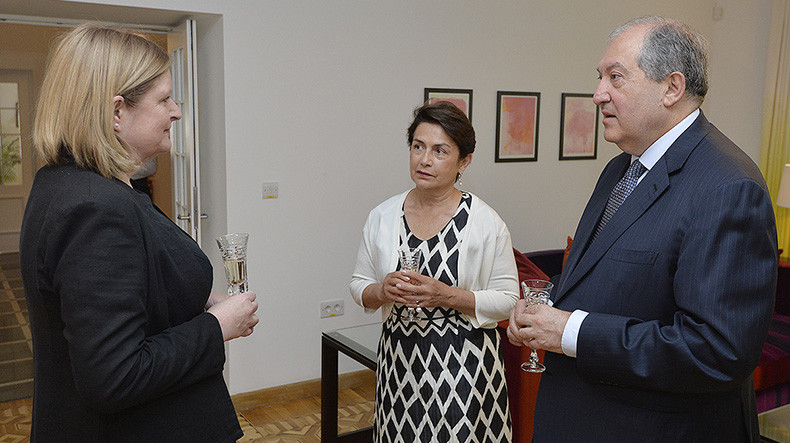 Президент Армении посетил посольство Британии в РА