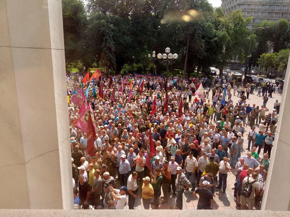 Митингующие пытаются прорваться в здание Верховной Рады Украины