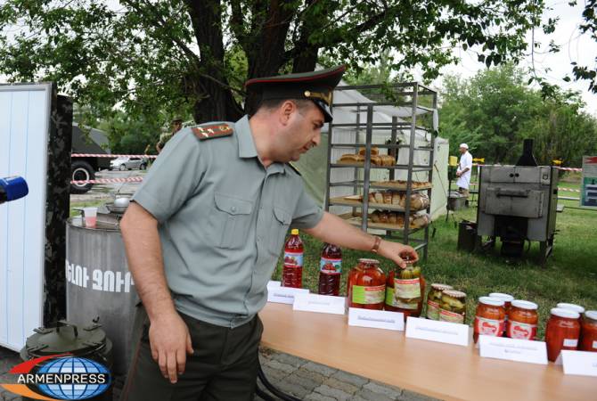 В парке Победы посетителям продемонстрировали обмундирование и рацион питания военнослужащих