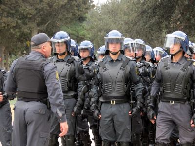 В Баку полиция разогнала акцию протеста жен политзаключенных
