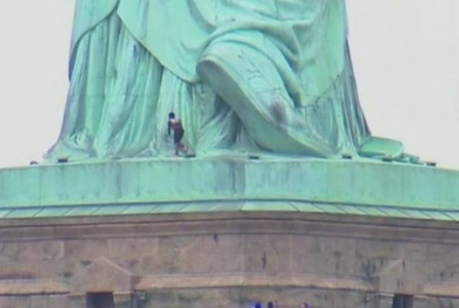 Նյու Յորքի Ազատության արձանի վրա բարձրացած կինը ձերբակալվել է
