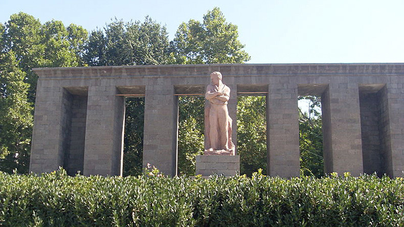 Հայտնի քանդակագործի ու ճարտարապետի՝ Ստեփան Շահումյանի հուշարձանը