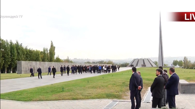 Президент Франции Э.Макрон в «Цицернакаберде» воздал дань уважения памяти жертв Геноцида армян