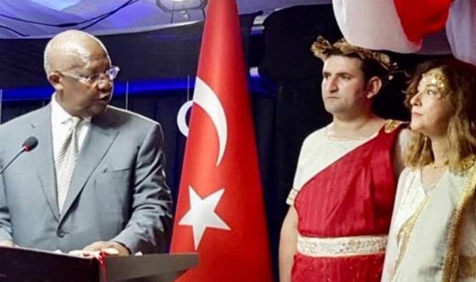 Թուրքիան Ուգանդայում իր դեսպանին հետ է կանչել հունական աստվածուհու զգեստ հագնելու պատճառով