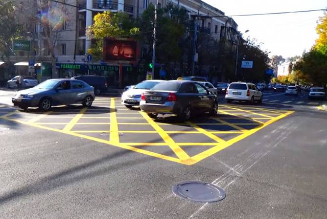 Կոմիտասի պողոտա-Փափազյան փողոցի խաչմերուկում դեղին գույնի վանդակաձև հորիզոնական գծանշումներ են արվել