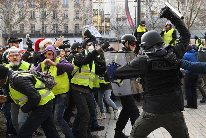 Փարիզում բախումներ են «դեղին բաճկոնավորներ»-ի և ոստիկանության միջև
