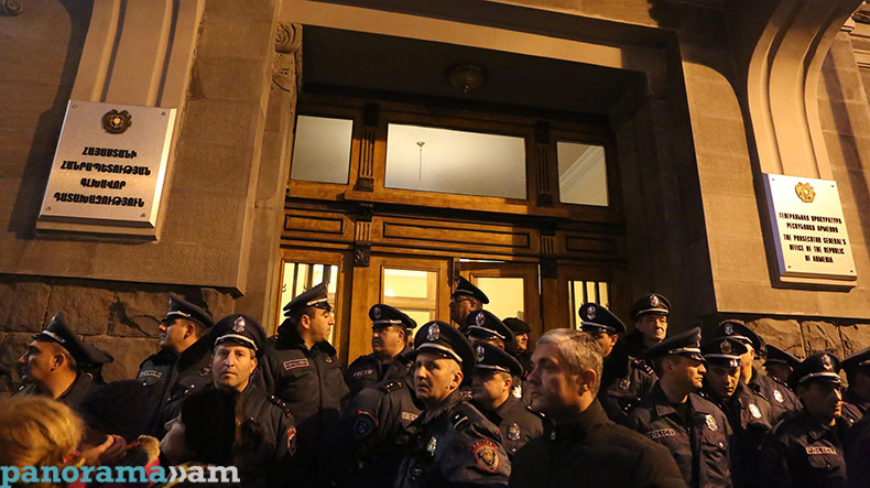 Ի պաշտպանություն Ռոբերտ Քոչարյանի հավաքի մասնակիցները Դատախազության շենքի մոտ են