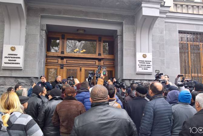 Արթուր Դավթյանը դատախազության շենքի դիմաց հանդիպեց Մանվել Գրիգորյանին գրավի դիմաց ազատելու որոշման դեմ բողոքող քաղաքացիներին