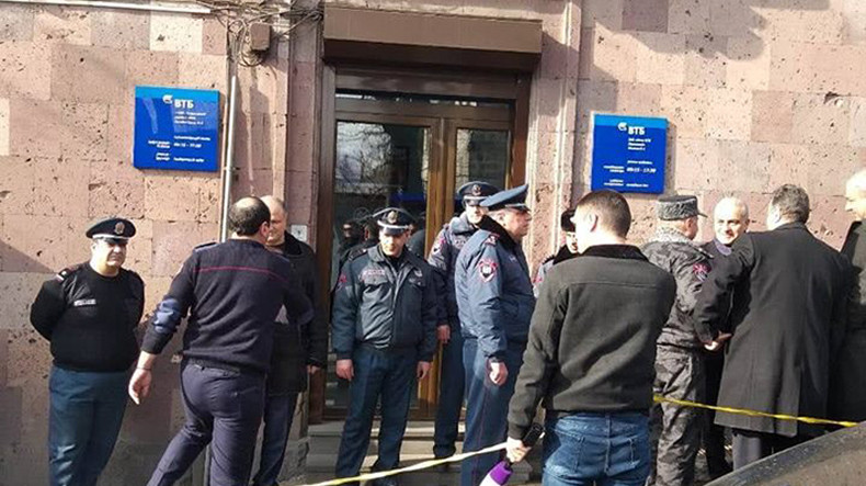 Нападение на банк в Ереване: сотрудники полиции обезвредили вооруженного топором мужчину
