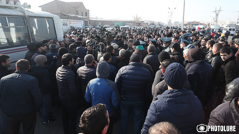 Участники акции протеста заблокировали трассу Ереван – Эчмиадзин