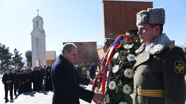 Президент Арцаха Бако Саакян возложил венок к могиле Артура Мкртчяна