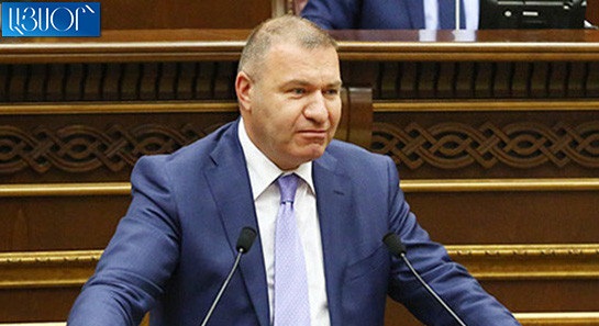 Депутат парламента призвал заместителя министра проявить политическую зрелость