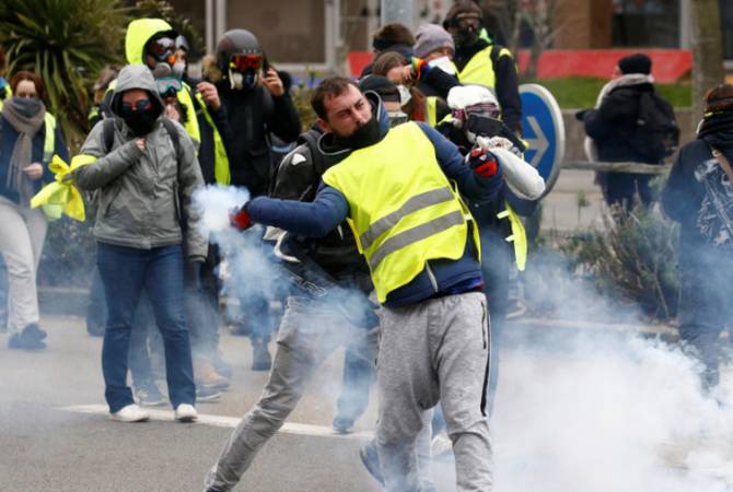 Փարիզի ոստիկանությունն արցունքաբեր գազ է կիրառել «դեղին բաճկոնների» ակցիայի մասնակիցների նկատմամբ