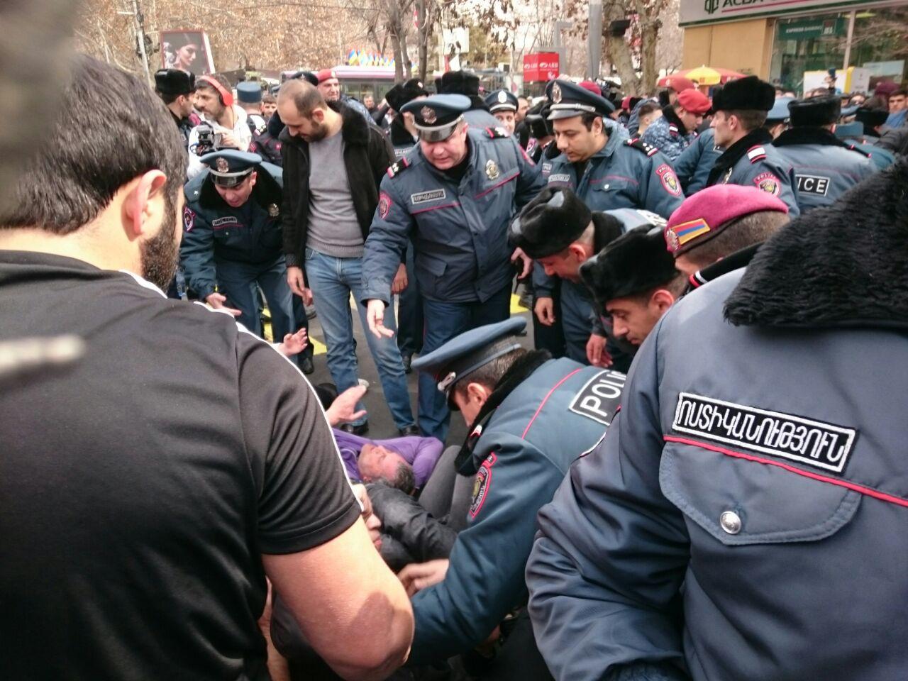 Օպերայի տարածքում ոստիկանները հարձակվեցին բողոքի ակցիայի մասնակիցների վրա (Լրացվում է)