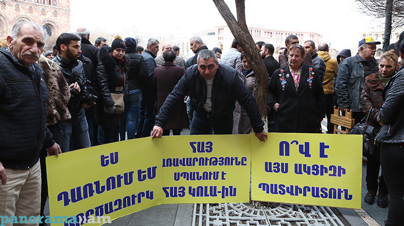 «Правительство, не убивайте малый и средний бизнес»: акция протеста у здания правительства Армении